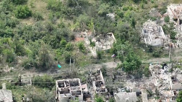 Кадры с флагами из освобождённых российскими десантниками микрорайонов города Часов Яр