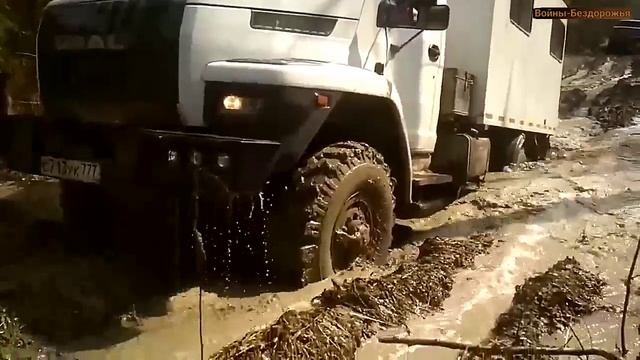 Шишига-Газ 66 и Урал по Бездорожью в лесу.