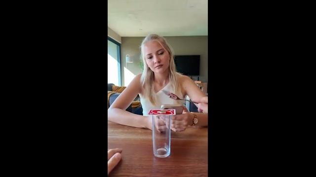 Секрет фокуса - Монетка в стакане