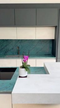 Кухня в зелёных тонах со столешницей из кварцевого камня Champs-Élysées от Quantra Quartz