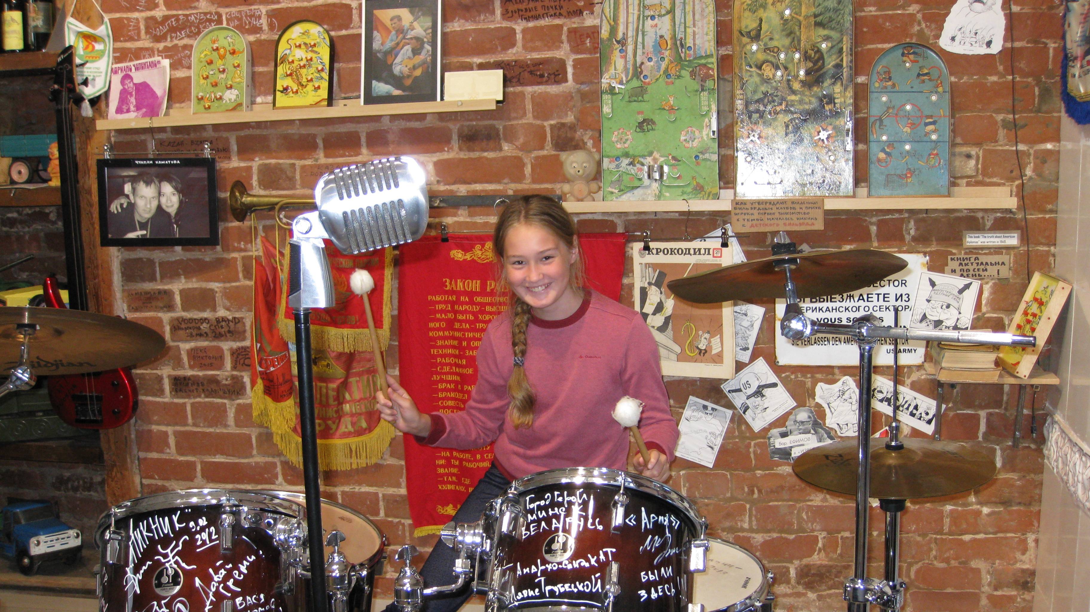 Игра на ударной установке. )