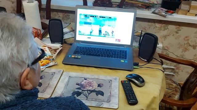 Бабушка интересуется хоккеем_Маленький (1)