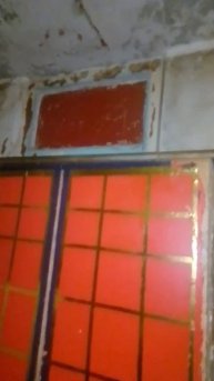 Хулиганка Анютка сбросила с полочки кастрюли и прочее  . Не кошка,а атаманша.