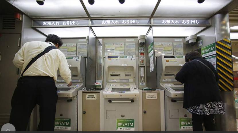 В Японии пенсионерам запретили использовать банкоматы при разговоре по телефону