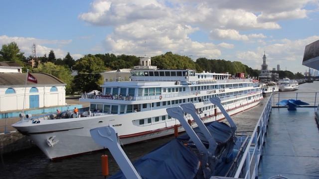 Москва. Отплытие в круиз из Северного речного порта на теплоходе Лебединое озеро!