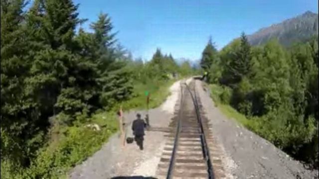 Стучал поезд.