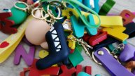 играем в брелки буквы лор и буквы и цифры детского деревянного конструктора