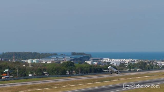 Эйрбас А321 авиакомпании Эйр Астана взлетает из аэропорта Пхукет.