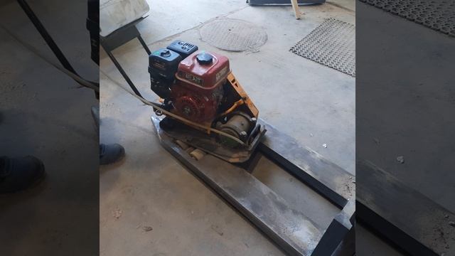 Виброплита, каток, асфальтотрамбовщик, асфальтоукладчик, как заводить.