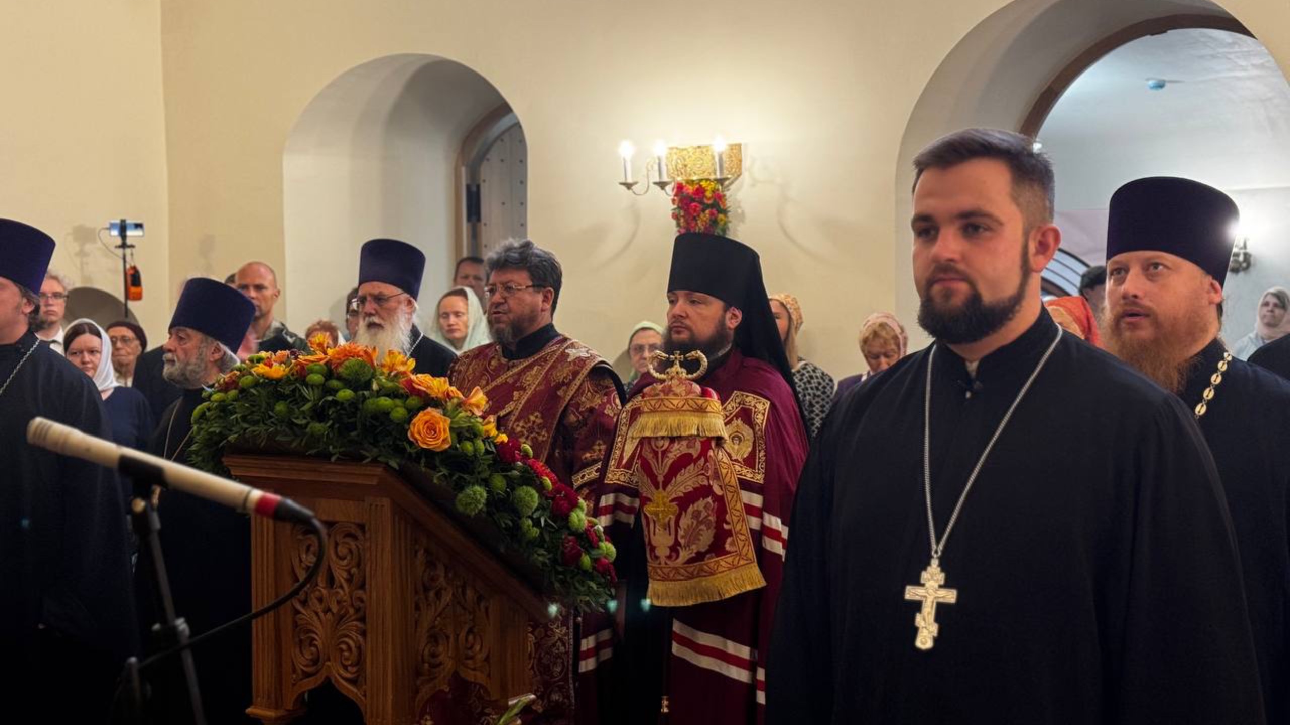 Отставить Божию Правду и попирать идолов