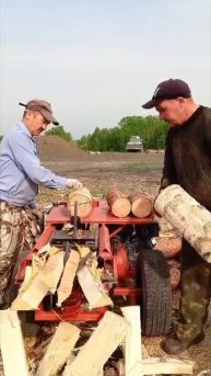 Дровокол, колет чурки все подряд.