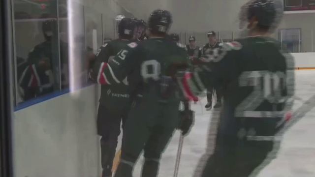 Ярослав Альшевский забивает третью шайбу «Барса» в матче.