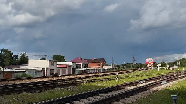 Тепловоз ТЭП70БС-077 резервом прибывает на станцию Благовещенск