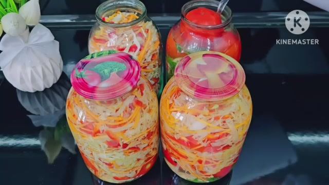 Помидоры с капустой.