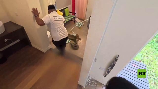 شاهد.. تنين كومودو يخترق سقف فندق بجزيرة ماليزية