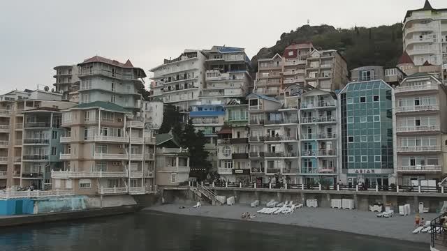 Поселок Утес (Крым) - скала, набережная и лестница к набережной.