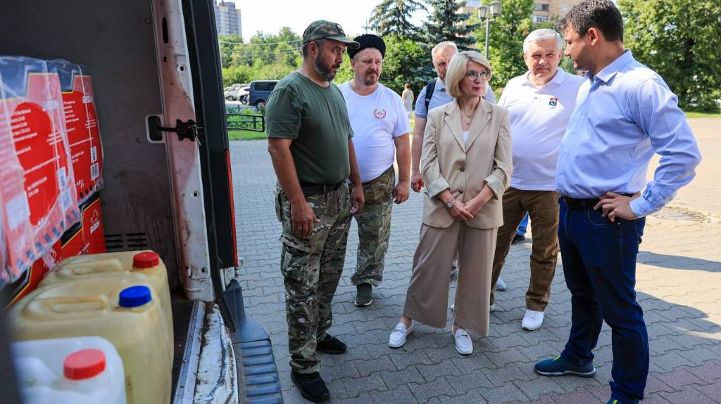 Два автомобиля с гуманитарным грузом отправили из Мытищ в зону СВО