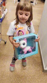 Полина выбирает подарок для Леры