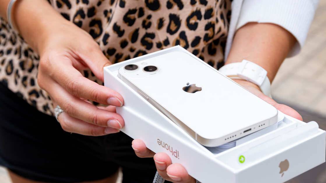 В Бразилии умерла девушка, приклеившая к телу 26 айфонов