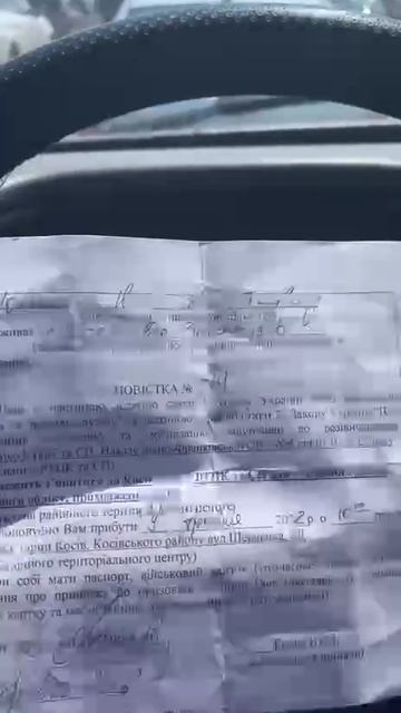 В Ивано-Франковской области сотрудники военкомата вручают повестки автомобилистам прямо в очередях н