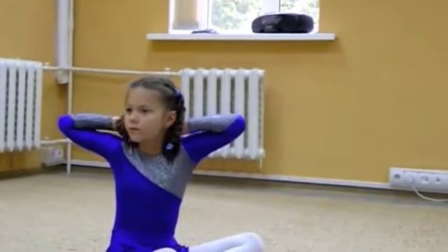 Упражнения для укрепления мышц спины сидя