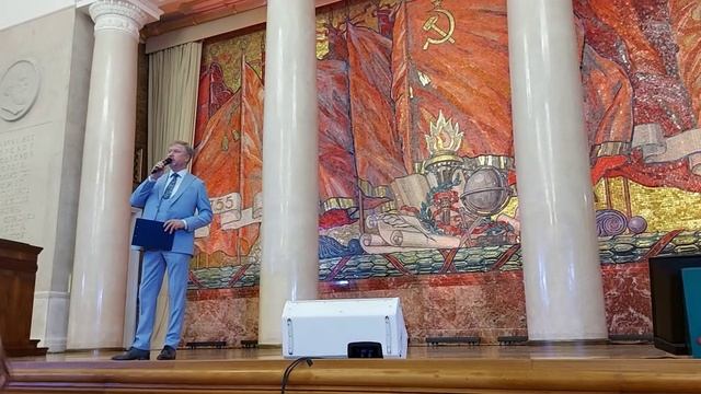 На сцене в Московском государственном университете.  (7)