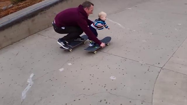 ПАПА ПРОКАЧИВАЕТ МАЛЫША НА СКЕЙТЕ))) СМОТРЕТЬ ВИДЕО ПРИКОЛЫ 2025 ОНЛАЙН ЮМОР