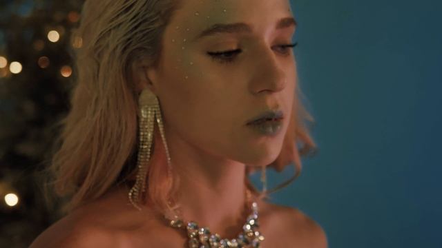 Портрет женщины с зимним макияжем