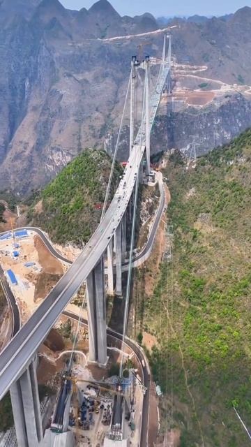 🗻 В Китае буквально разрезали горный массив пополам, чтобы проложить дорогу к самому высокому мо...