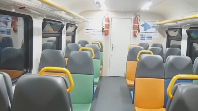 Дизельный пригородный поезд в Феодосии (Крым).