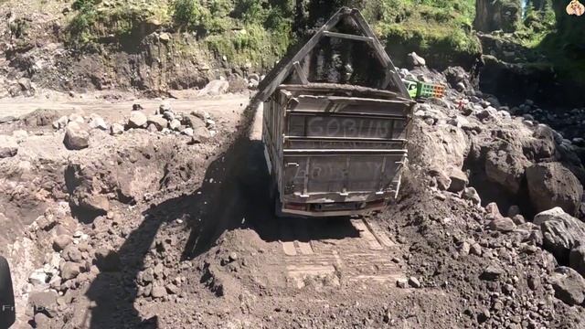 Строительство, экскаватор копает песок