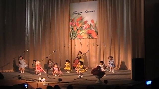 Самое первое выступление наших "Киндерят" - танец "Ляли - поп"