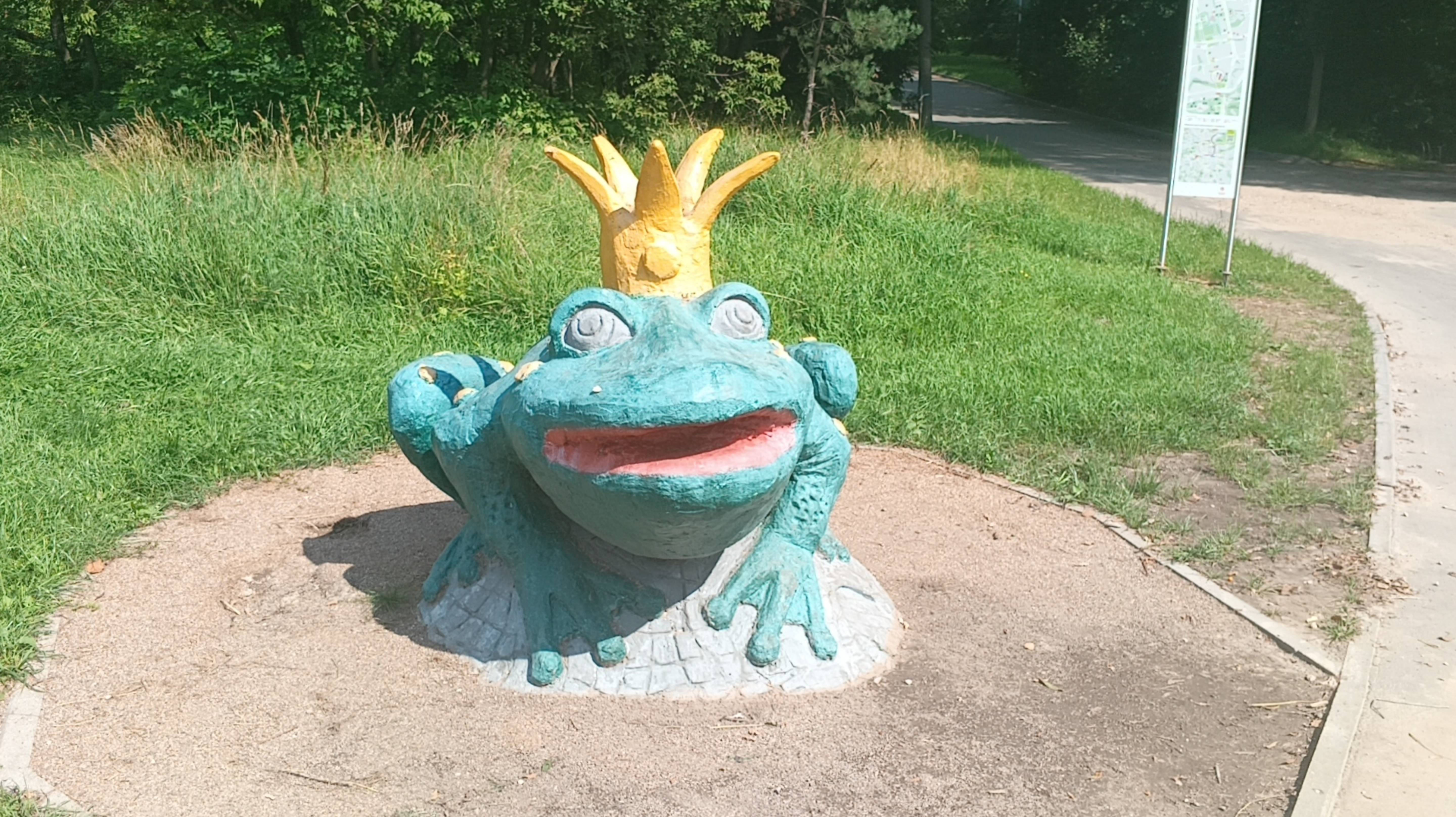 Прогулки по Москве. Мосфильмовский пруд, Царевна -лягушка, странные часы и круглый дом