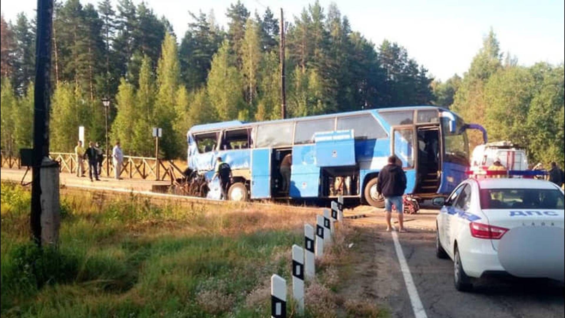 Два мертвеца, 10 раненых: как автобус с туристами погиб на переезде перед грузовиком