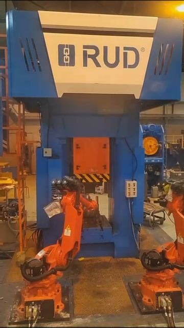 Роботизированный процесс горячей штамповки на винтовом штамповочном прессе