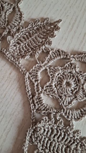 Воротничок связан крючком из льна