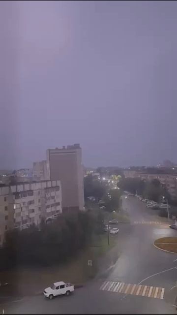 Редкое видео сняли жители Большого Камня на суше и в море во время грозы