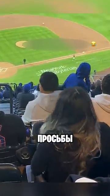 Девушка на стадионе