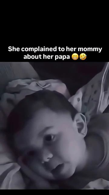 Дочка жалуется маме на папу.