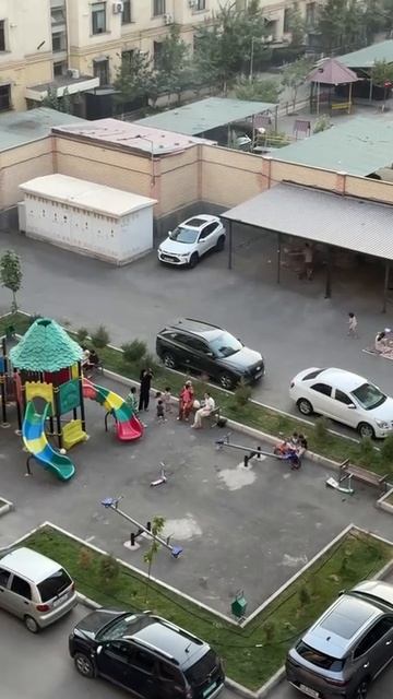 Обстановка в одном из Петербургских дворов в день ВДВ/Ильин день.