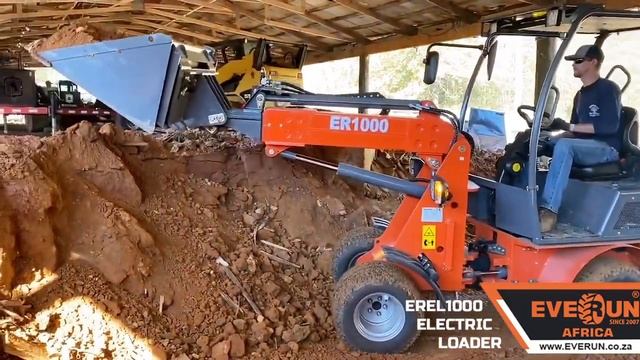 Телескопический погрузчик SHENG ER1000 копает песок ковшом