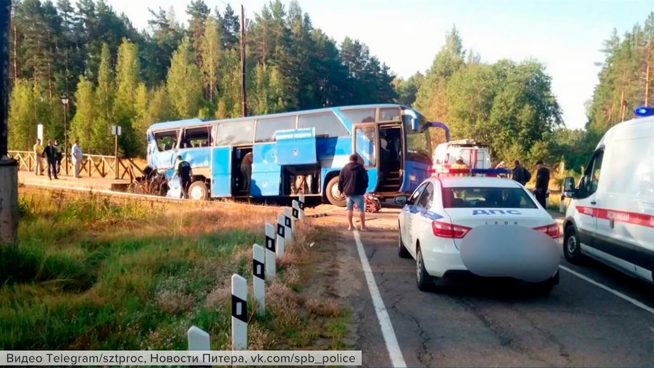 На железнодорожном переезде в Ленинградской области грузовой поезд протаранил туристический автобус