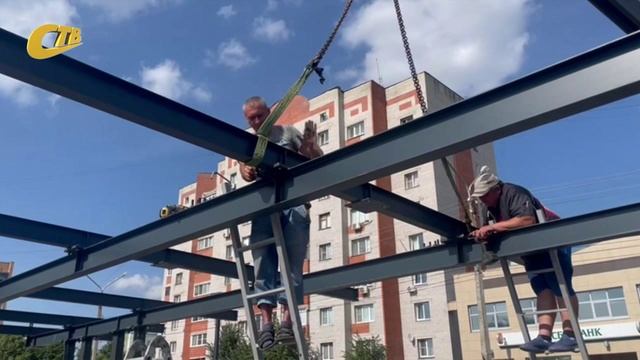 В СКВЕРЕ ВОИНСКОЙ СЛАВЫ ПРОХОДИТ УСТАНОВКА ВХОДНОГО ПАВИЛЬОНА