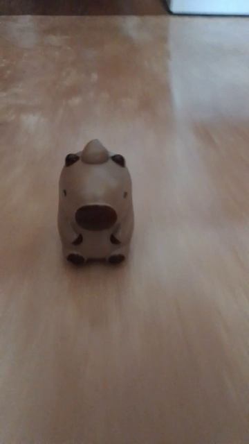 Игрушка капибара ездит по полу