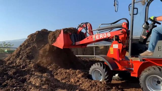 Телескопический погрузчик ER06 - уборка в коровнике.