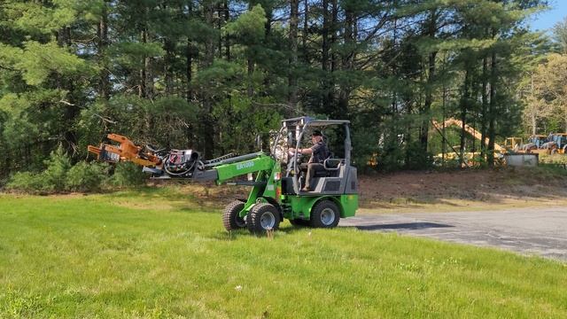 Телескопический погрузчик ER1000 с захватом.