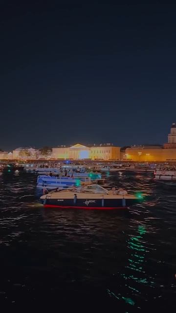 Все пришли смотреть на разведение мостов