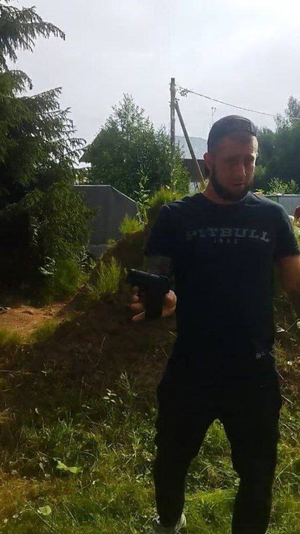 Угрожали пенсионерам расправой и раскурочили их дом в присутствии сотрудников полиции !!!