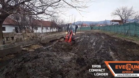 Телескопический погрузчик ER06 в работе