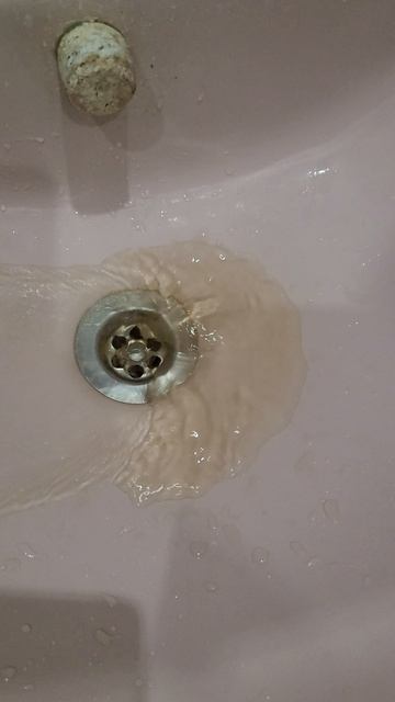 течёт из горячего крана ржавая, холодная вода